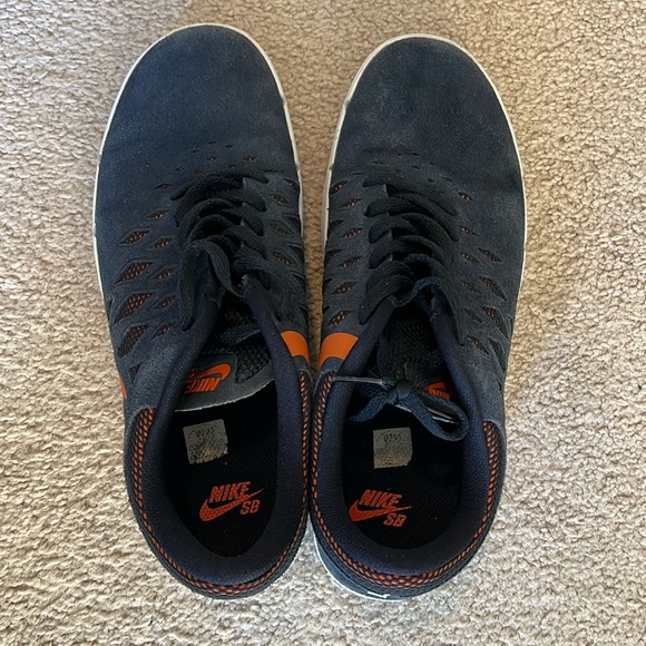 Nike shoes - Picture 1 of 4